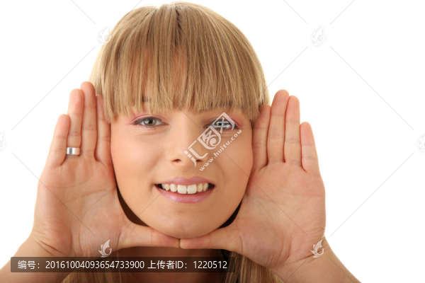 年輕的女人把她的臉
