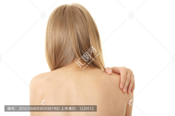 她背部的疼痛
