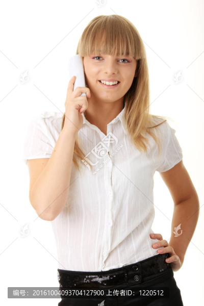 快樂的微笑的女商人在辦公電話的肖像