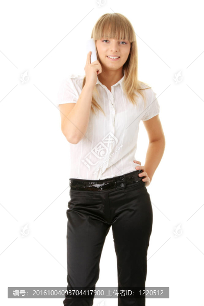 快樂(lè)的微笑的女商人在辦公電話的肖像