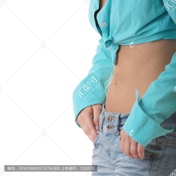 性感；穿牛仔褲的女人；赤裸的肚子