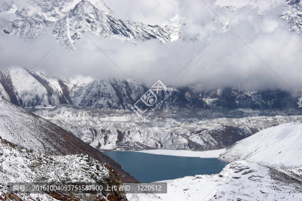 冰川和高山湖上的云；喜馬拉雅
