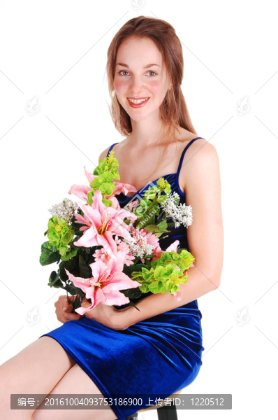 坐在酒吧椅上的女人。