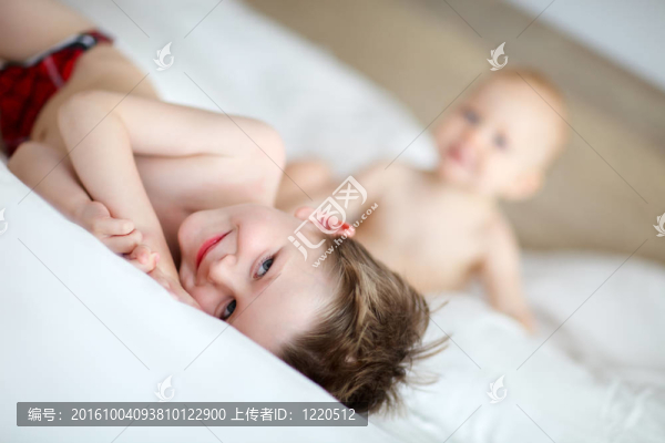 孩子們?cè)诩依? title=