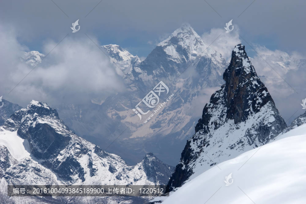 橫跨山谷的雪山；喜馬拉雅