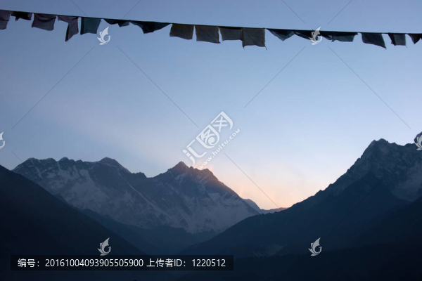 日出時的祈禱旗；喜馬拉雅山脈；尼泊爾