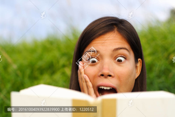 震驚的女人閱讀書(shū)