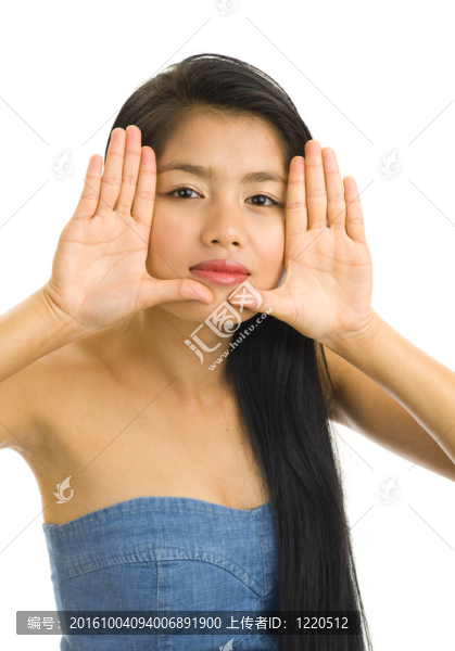 年輕的亞洲女人被隔離在白色的臉上