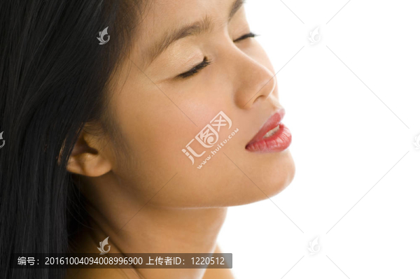 年輕的亞洲女人閉上眼睛