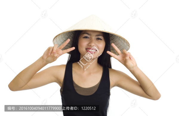 戴帽子的女人制造勝利的標(biāo)志