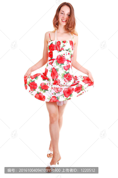 女人舉起她的衣服。