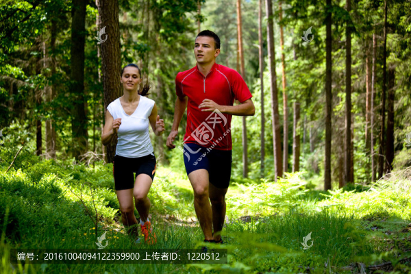 慢跑在森林