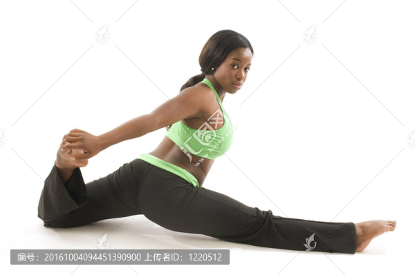 年輕漂亮的西班牙裔拉丁黑女人穿運(yùn)動(dòng)緊身衣和工作與舞蹈芭蕾