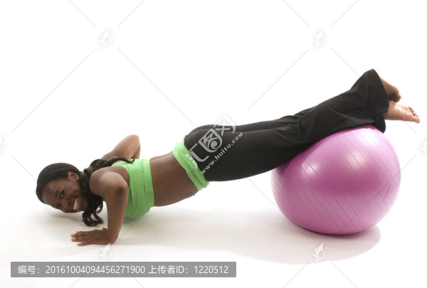 年輕漂亮的西班牙裔拉丁黑女人穿運(yùn)動(dòng)緊身衣和工作與健身球啞鈴重量提升核心