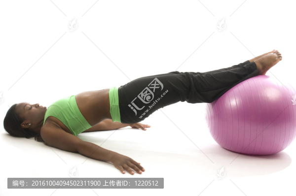 年輕漂亮的西班牙裔拉丁黑女人穿運(yùn)動(dòng)緊身衣和工作與健身球啞鈴重量提升核心