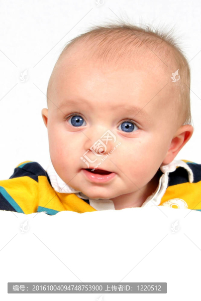 小男孩拍特寫