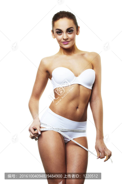 合適的女孩測量她的后方，看看她是否有任何減肥