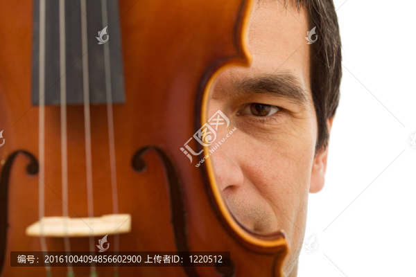 男子臉背后隱藏的小提琴