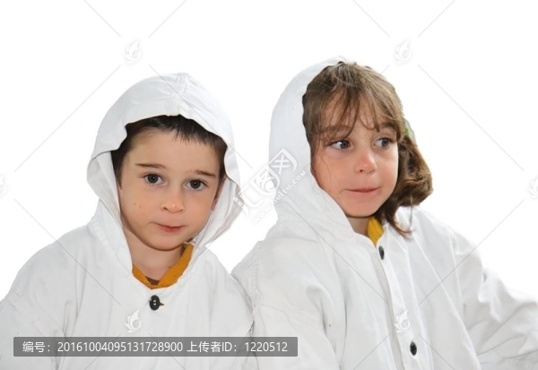 可愛的學(xué)齡前男孩和女孩在白色連帽斗篷分離