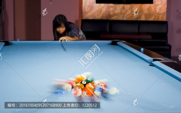 游泳池休息