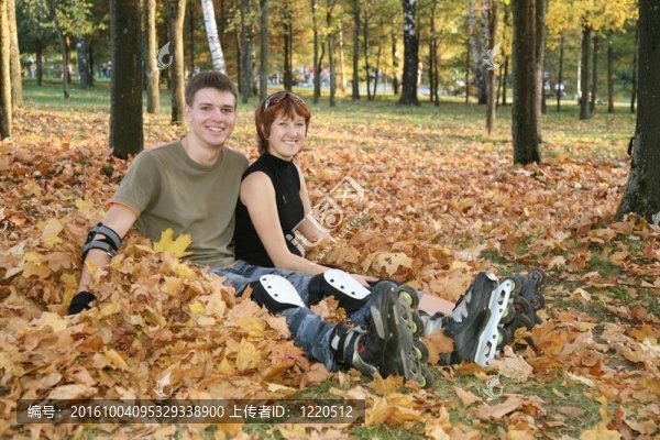 年輕的一對夫婦坐在公園里