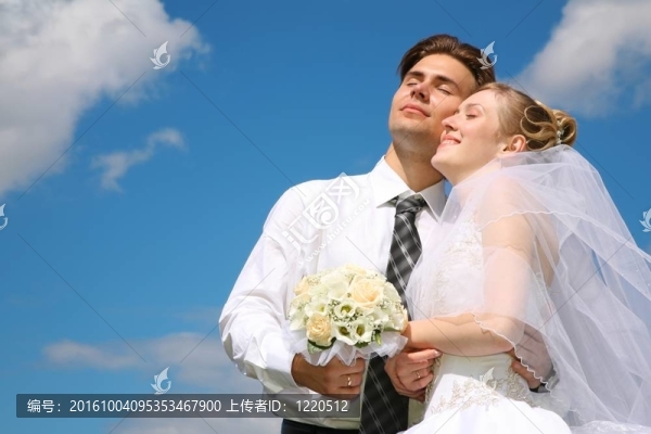 未婚夫與新娘對著天空的背景