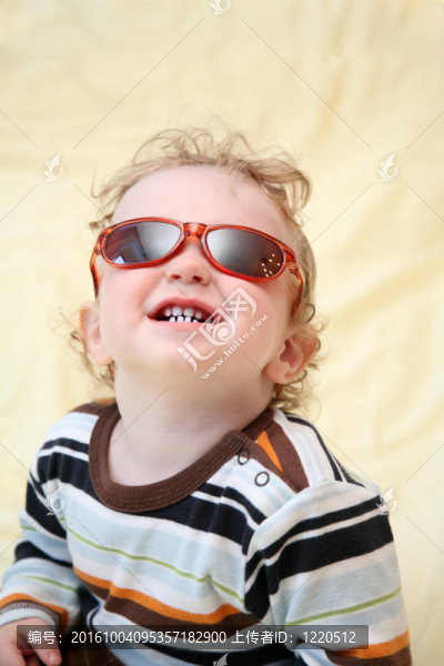 太陽眼鏡的孩子看起來向上