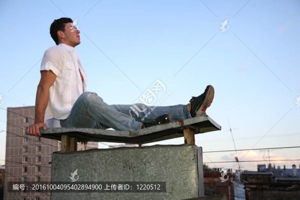 人坐在屋頂上
