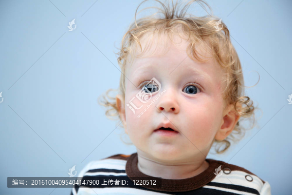 眼睛睜大眼睛的孩子