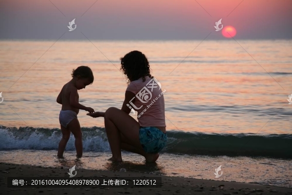 日落日落的孩子與大海的媽媽