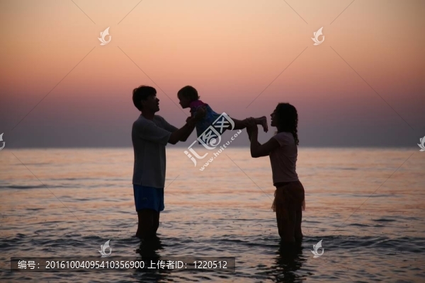 夕陽中的家庭