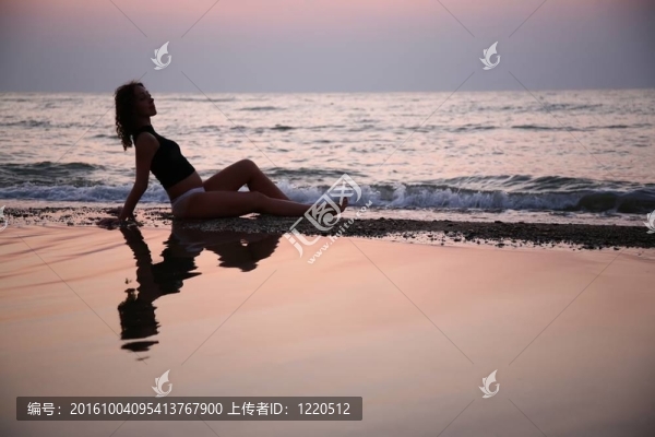 日落時(shí)分海灘上年輕女子的座位