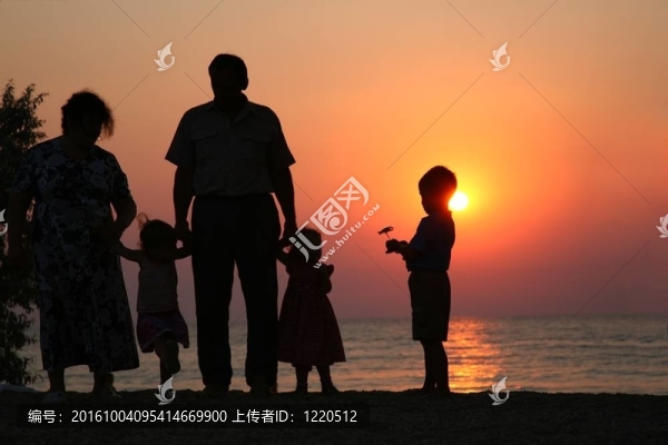 爺爺帶著奶奶和孩子們?nèi)章涞谋尘? title=