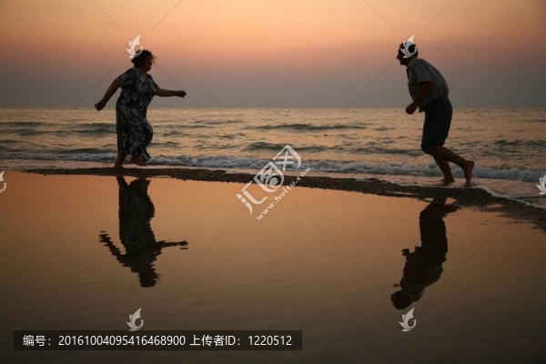 祖父與祖母日落海上運(yùn)行
