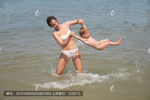 媽媽和女兒在海里過(guò)得很愉快