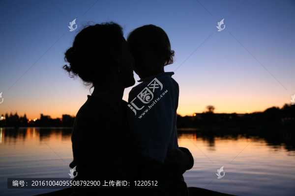 母親的背影與夕陽背景的孩子