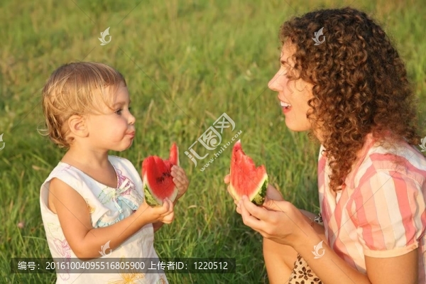 母女吃西瓜