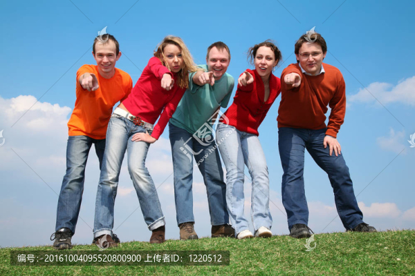 草地上的人，他們表明你