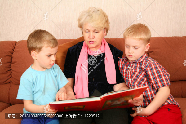 奶奶和孫子讀的書