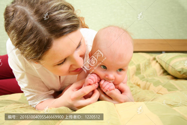 媽媽和孩子一起玩
