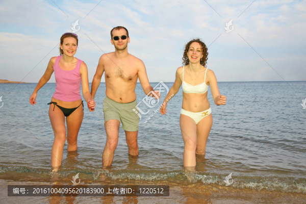 男人和兩個女孩離開大海