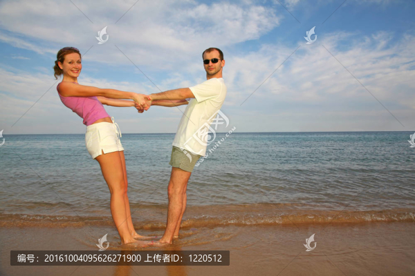 海灘上的男人和女人