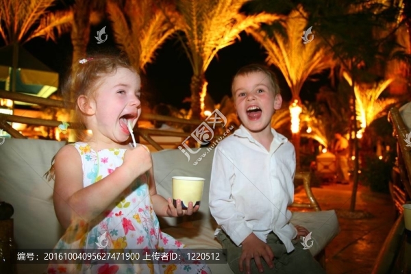 孩子們吃冰淇淋