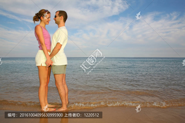 海灘上的男人和女人