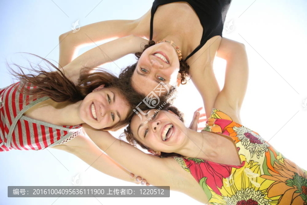 女人擁抱天空