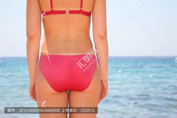 女人站在海上