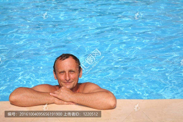 在游泳池里的人