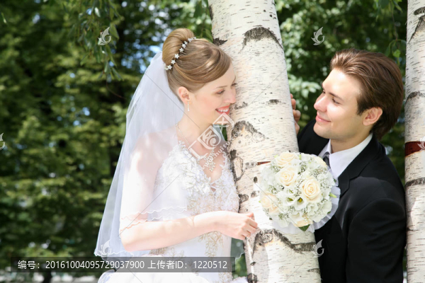 未婚夫與新娘在白里