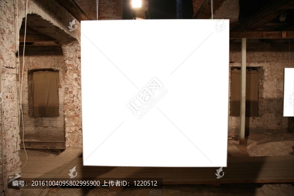 磚墻之間的白色框架