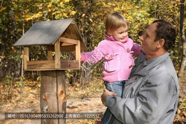 爺爺帶著孫女在公園里秋天
